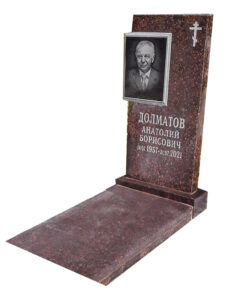 Памятник из коричневого гранита в Сочи