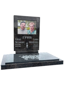 Памятник из коричневого гранита в Сочи на двоих