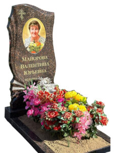 Памятник из коричневого гранита в Сочи фигурный