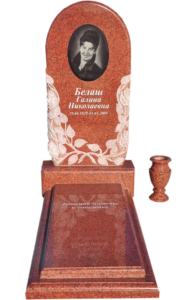 Памятник из красного гранита в Сочи с цветами