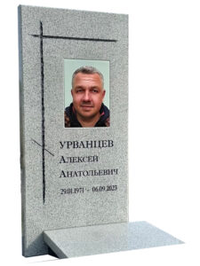 Памятник из серого гранита в Сочи с цветным портретом