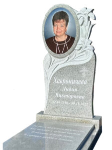 Памятник из серого гранита в Сочи с цветами