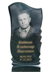 Памятник из зеленого гранита в Сочи для мужчины