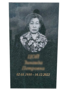 Памятник из зеленого гранита в Сочи для женщины